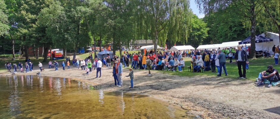 14 Teams beim Drachenbootrennen auf dem Großensee am Start